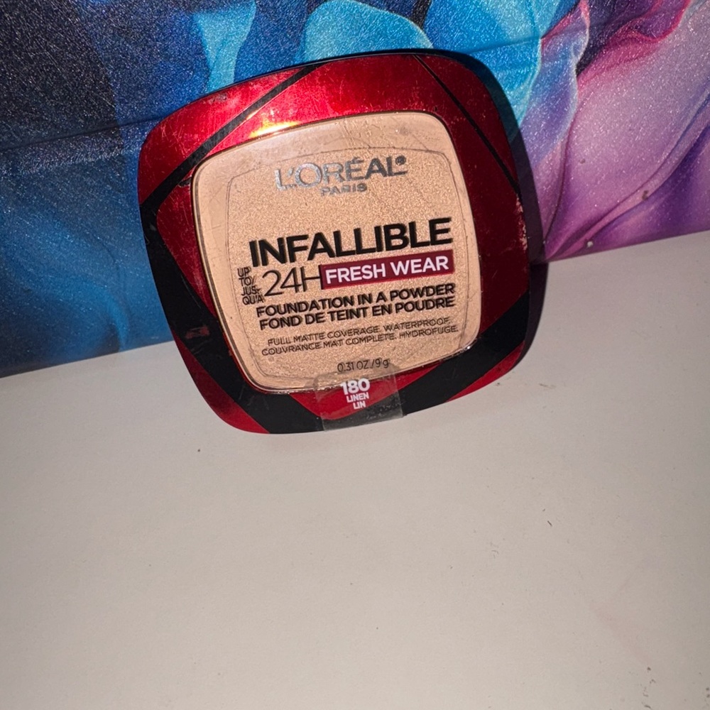 L'Oreal Infallible 24H Fresh Wear Powder - Red and Black Compact